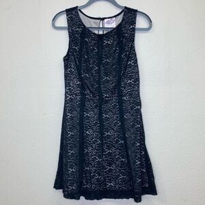 Romeo & Juliet Couture Sleeveless Lace Dress Size Medium